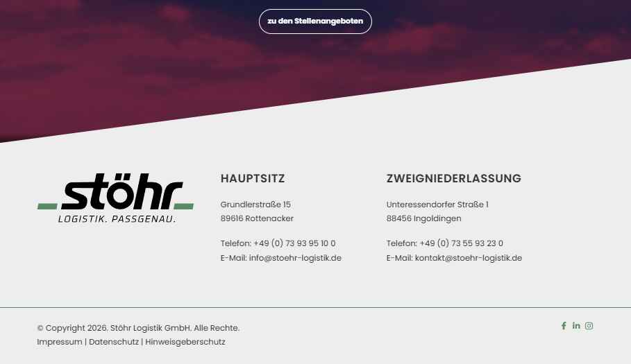 Footer mit Adressen, Copyright-Zeile und Social-Media-Icons; unten links Barrierefreiheit-Widget, unten rechts Nach-oben-Pfeil